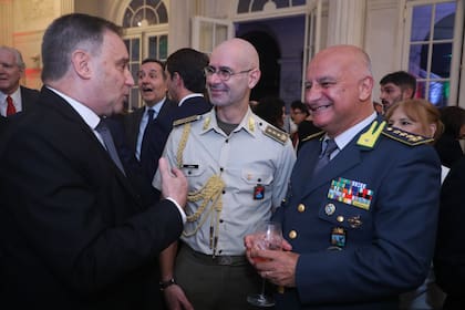 El coronel Francesco Tanda, agregado de Defensa de Italia, junto a Antonio Aiello, coronel de la Guardia di Finanza 