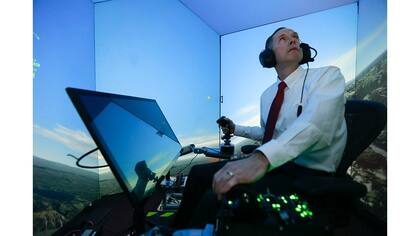 El coronel Lee intenta, sin éxito, vencer a su enemigo robótico