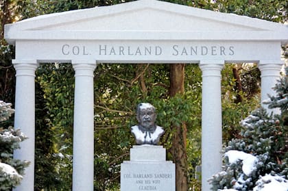 El Coronel Sanders falleció en Kentucky, a los 90 años, un 16 de diciembre de 1980, a causa de leucemia