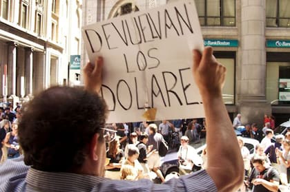 El corralito de 2001 (foto) sigue muy fresco y es por eso que muchos argentinos no confían sus ahorros a los bancos ni al peso.