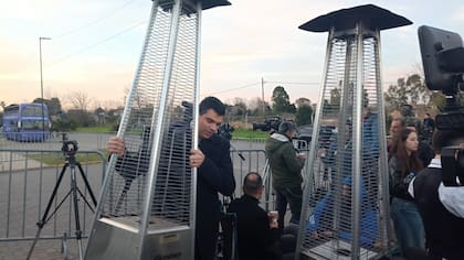 El "corralito" para periodistas fuera del búnker de La Libertad Avanza