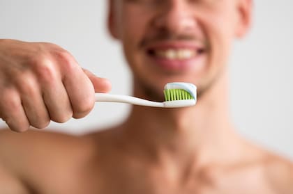 El correcto cepillado de dientes es básico para una buena salud oral (Foto/Freepik)