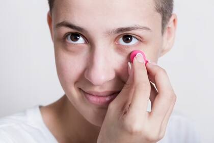 El corrector tapa las ojeras, pero podrías eliminarlas de manera definitiva