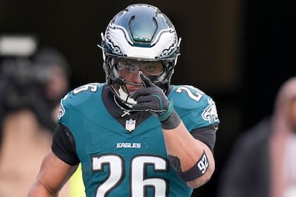 El corredor de los Eagles de Filadelfia Saquon Barkley celebra tras anotar en el encuentro ante los Commanders de Washington el domingo 26 de enero del 2025. (AP Foto/Chris Szagola)