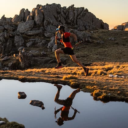 El corredor de ultra trail Isaac Nimer entrenandose en el Cerro Champaquí en Córdoba