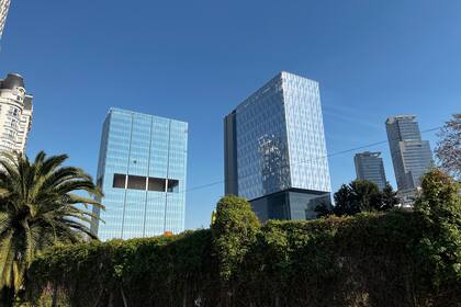 El Corredor Libertador, epicentro del desarrollo corporativo, conecta CABA y GBA con una oferta variada en oficinas clase A y espacios comerciales, reflejando la convergencia de modernidad y expansión metropolitana