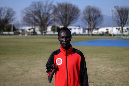 El corredor paralímpico de 100 y 200 metros de Sudán del Sur, Michael Machiek Ting Kutjang, posa para una foto después de una entrevista con AFP en Maebashi. - El aplazamiento de los Juegos Olímpicos de Tokio 2020 fue un duro golpe para muchos atletas, pero un equipo de velocistas del sur de Sudán q