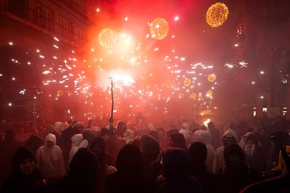 El "Correfoc" es una noche de fiesta en la que los participantes se disfrazan de demonios y diablos y corren por las calles asustando a la gente con fuego y fuegos artificiales en Palma de Mallorca.