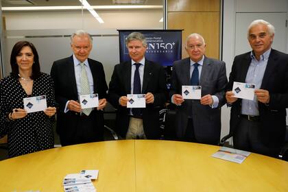 El correo Argentino presentó su estampilla que homenajea los 150 años de La Nación