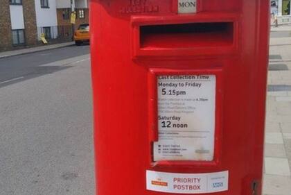 El correo brtiánico instaló buzones prioritarios para el envío de muestras de voluntarios y tests de covid-19.