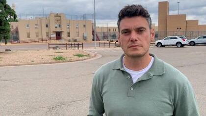 El corresponsal Joe Tidy desde las afueras del centro penitenciario de Englewood en Colorado.