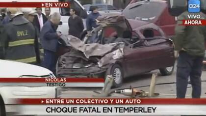 El Corsa, destruido, en el que viajaban las víctimas fatales y los heridos