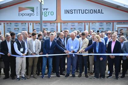 El corte de cinta en Expoagro, con Mauricio Macri y el jefe de Gabinete, Guillermo Francos, en el centro