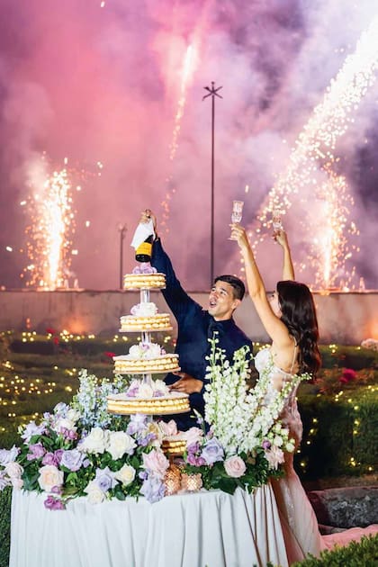 El corte de la torta acompañado por un show de fuegos artificiales.