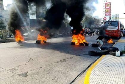 El corte en Hipólito Yrigoyen al 3800, en Lanús