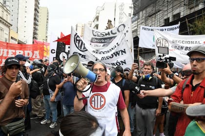 El corte en la subida al puente Pueyrredón, sobre avenida Mitre, en Avellaneda, por el paro general por la reforma laboral