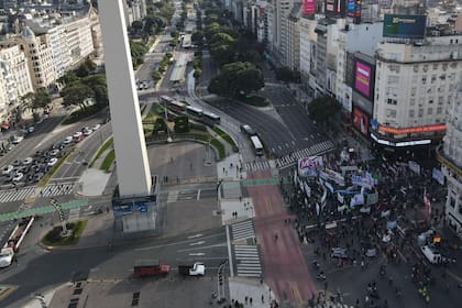 El corte sobre la avenida 9 de Julio a la altura del Obelisco