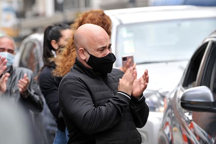 El cortejo fúnebre de Daniel Comba pasó por la puerta del Teatro Astros