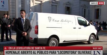 El cortejo fúnebre de "Locomotora" apenas arribado a la Legislatura de Santa Fe