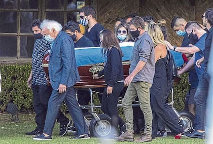 El cortejo fúnebre, en camino hacia el lugar del último descanso para Maradona; en la imagen, Guillermo Cóppola, Dalma y Lalo Maradona, entre otros