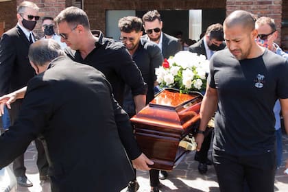 El cortejo fúnebre encabezado por Ezequiel, Pablo y Nicolás Martínez, los sobrinos del personal trainer.