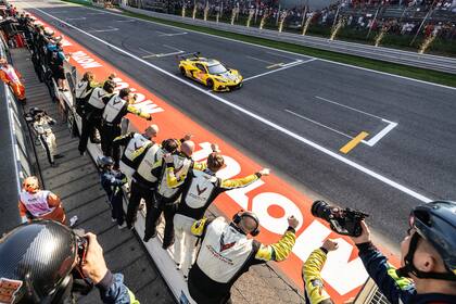El Corvette N°33 cruza la meta y desata el festejo del equipo; una temporada magnífica, que incluye la victoria en las 24 Horas de Le Mans
