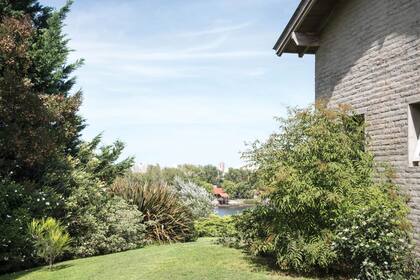 El costado de la casa conecta ambos jardines. Allí la plantación está compuesta por arbustos resistentes, como azareros, Viburnum tinus, formios y laurel de jardín (Nerium oleander).