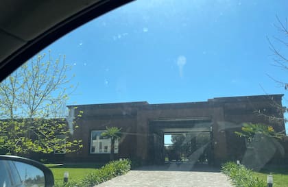 El costado de la casa de Martín Insaurralde