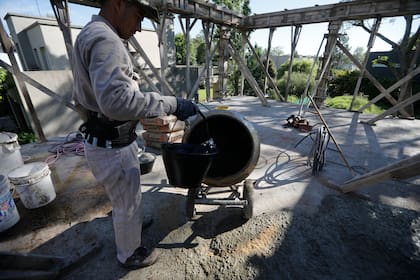 El aumento de costos y la comparación con otras ciudades de la región desafían al sector de la construcción en Argentina