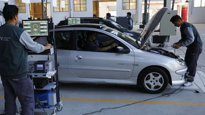 La ley estira hasta cuatro años desde el momento del patentamiento la primera verificación técnica obligatoria si el vehículo no superó los 60.000 kilómetros