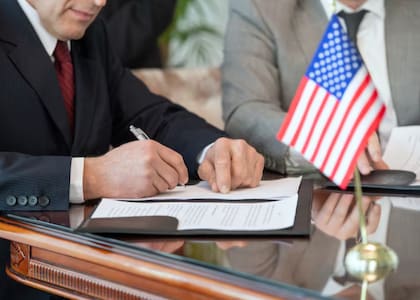 El costo de un representante legal varía de acuerdo al tipo de trámite y del estado, pero solo las consultas suelen costar entre US$100 y US$300