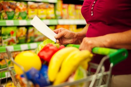 El costo de vida aumentó drásticamente en los últimos años en EE.UU., y con ello el dinero que gastan los hogares en comidas