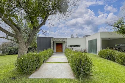 El costo promedio para pintar una vivienda de 100 m², incluyendo interiores y exteriores se ubica entre $850.000 y $970.000