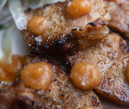 El coulis de duraznos es clave en la presentación de las mollejas