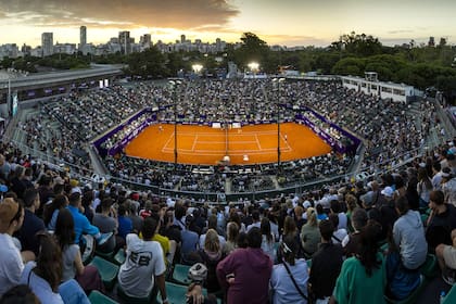 El court central del Buenos Aires, durante la 26a edición del ATP porteño: es un tradicional evento que aspira a crecer y no quedar perjudicado por el dinero de Arabia Saudita