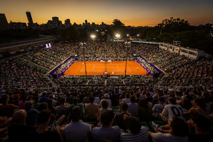 El court central del Buenos Aires Lawn Tennis Club sumamente poblado, como es habitual durante el Argentina Open