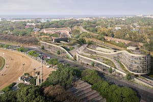 El edificio de oficinas frente al Hipódromo de Palermo con cava de vinos, siestario y peluquería