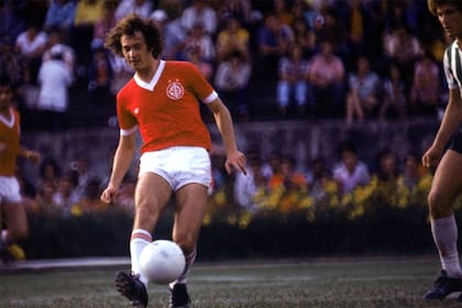 El crack de fina estampa, dueño del medio; aquí, con la camiseta del Inter de Porto Alegre