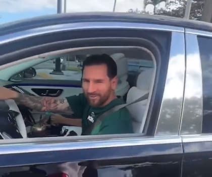 El crack rosarino siempre tiene una sonrisa cuando se acercan los fans (Foto: Captura X @M10GOAT)