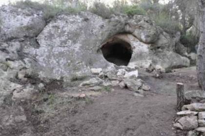 El cráneo de un hombre de 50 años fallecido hace unos 5000 años fue hallado en el yacimiento de Cava Foradada, en la provinica catalana de Tarragona, en el año 1999