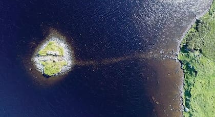 El crannog en Loch Bhorgastail