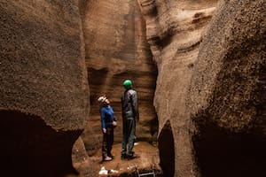El cráter del volcán tiene tonos amarillos y anaranjados debido al agua que arrojó durante su erupción, y configuran un paisaje muy especial.