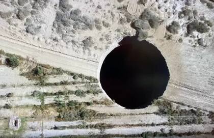 El cráter que se formó en el norte de Chile es un círculo casi perfecto.