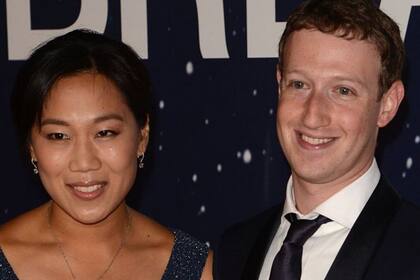 El creador de Facebook Mark Zuckerberg, junto a su esposa Priscila