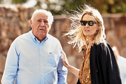 El creador de Inditex junto a su hija Marta Ortega, actual presidenta del conglomerado de empresas que incluye al gigante textil Zara.