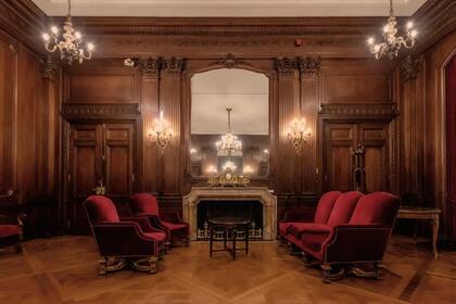 El creador de la obra fue Edouard Le Monnier, un arquitecto francés de renombre, que había diseñado el Yacht Club de Puerto Madero y la Nunciatura de la Av. Alvear.