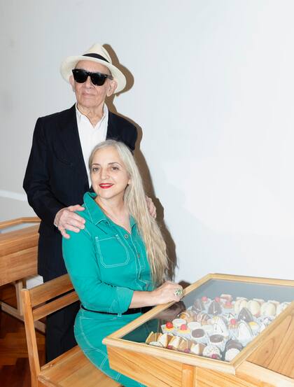 El creador de la obra "Mobiliario familiar", Alfredo Arias, junto a Nicola Costantino