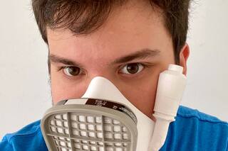En cuarentena en un hotel: Gino Tubaro trabaja en el diseño de mascarillas en 3D