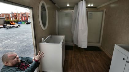 El creador de Shower to the People muestra el interior de uno de sus camiones