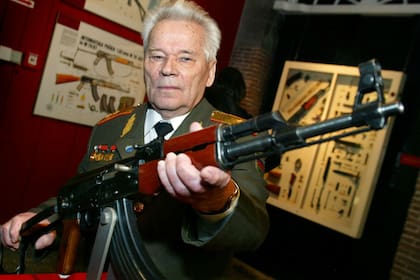 El creador del AK-47 Mikhail Kalashnikov, en 2003